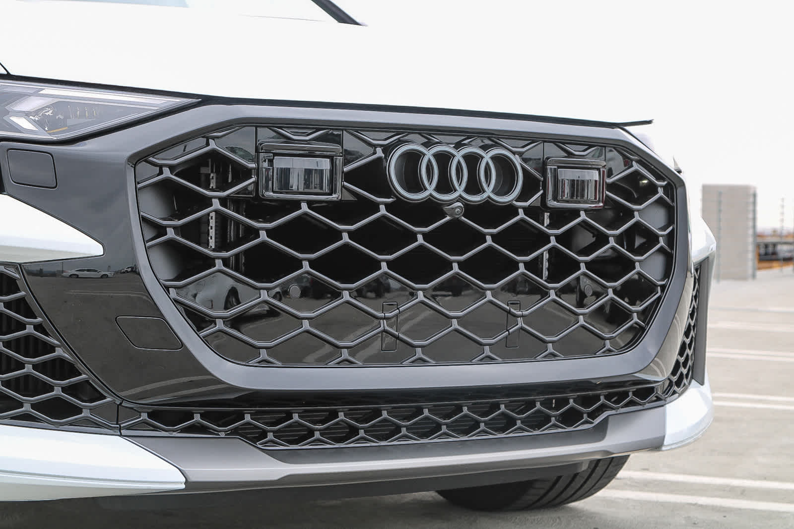 Thumbnail: 2025 Audi RS Q8 - 5
