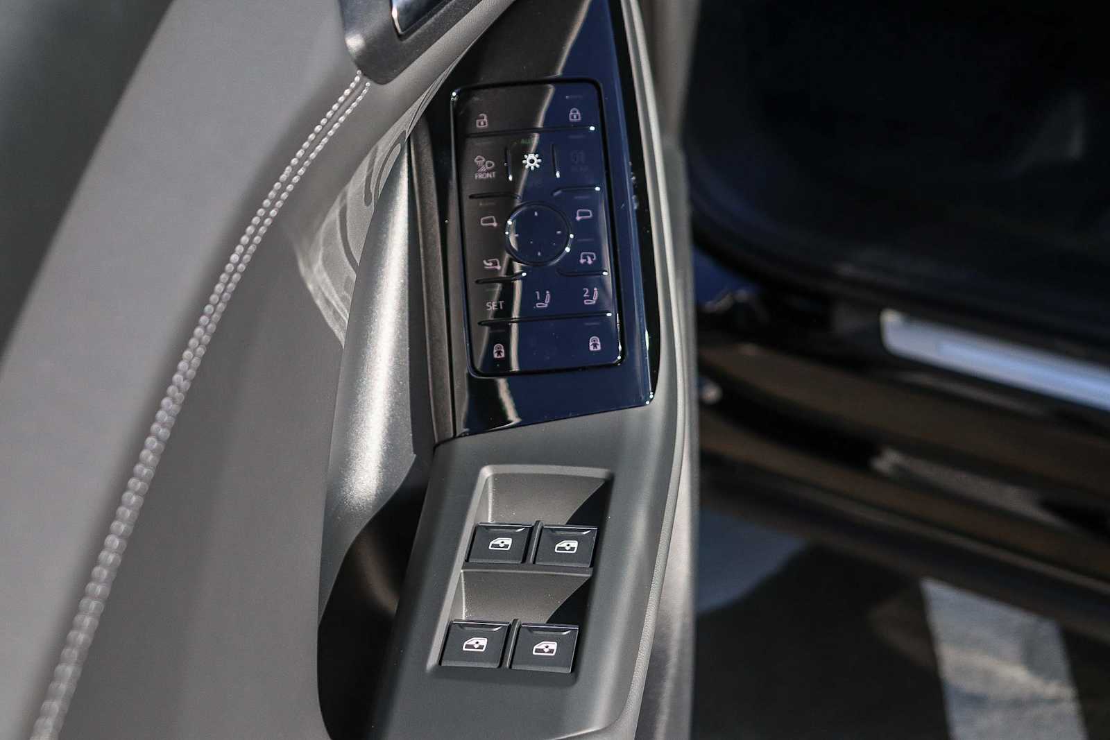 Thumbnail: 2025 Audi Q6 e-tron - 26