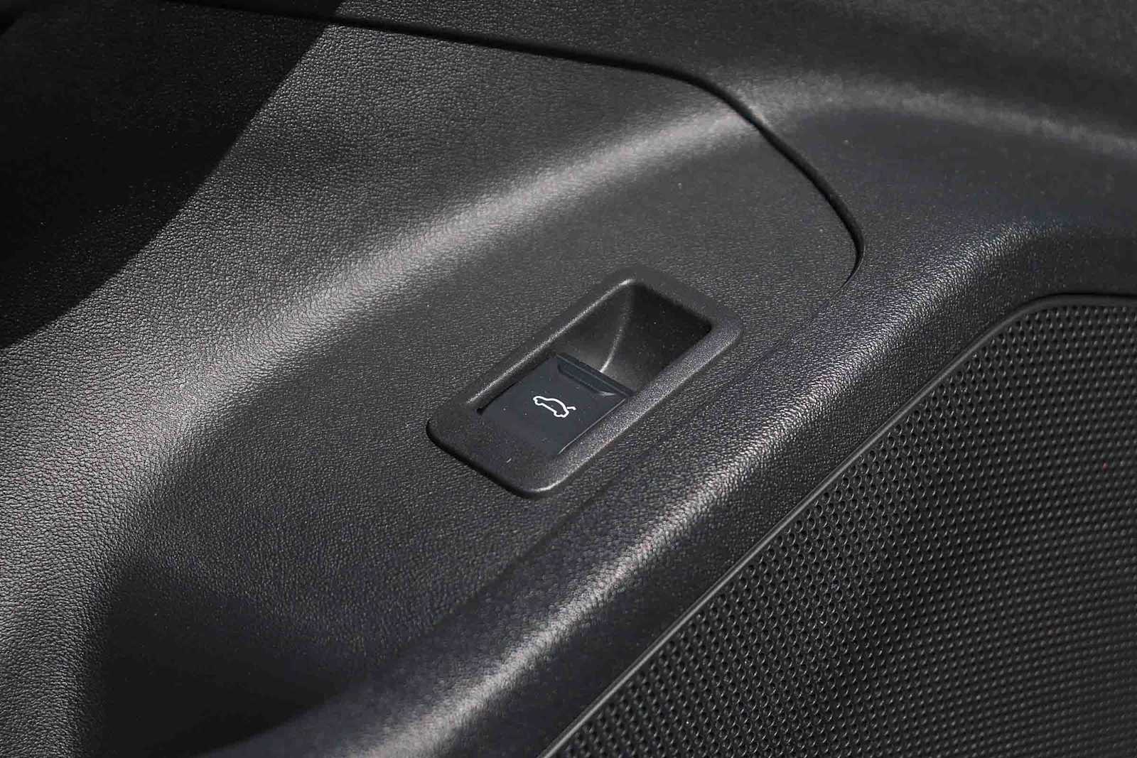 Thumbnail: 2025 Audi Q6 e-tron - 27