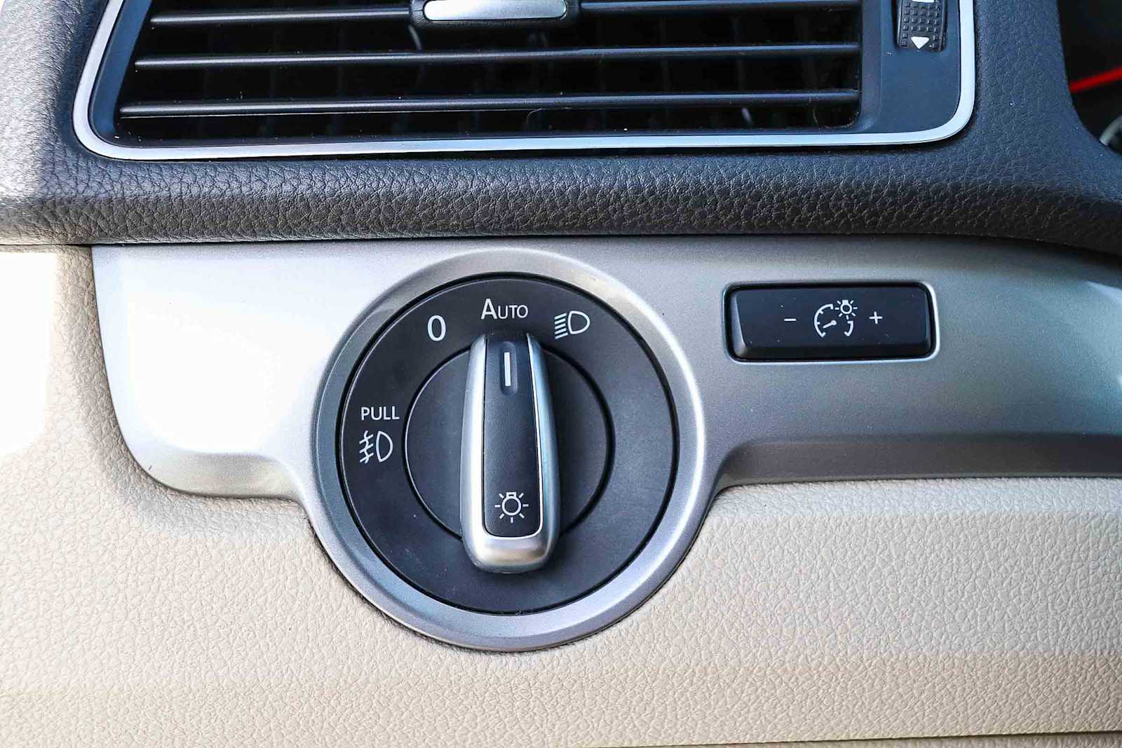 Thumbnail: 2015 Volkswagen Passat - 28