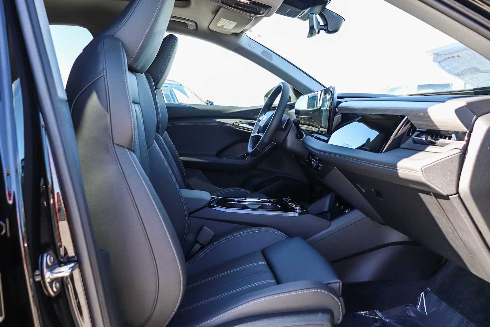 Thumbnail: 2025 Audi Q6 e-tron - 21