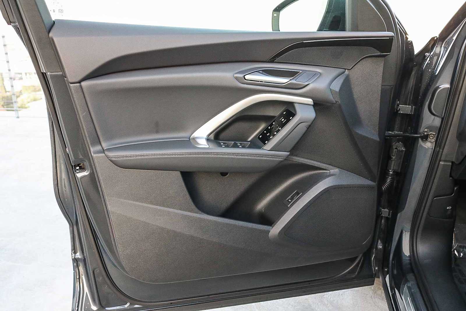 Thumbnail: 2025 Audi Q5 - 26