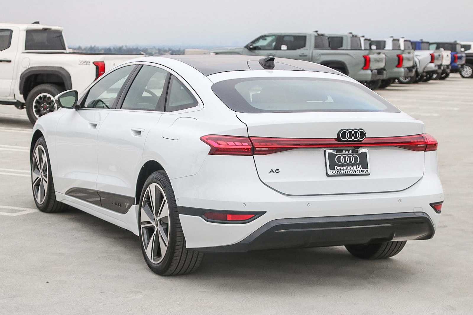 Thumbnail: 2025 Audi e-tron - 8