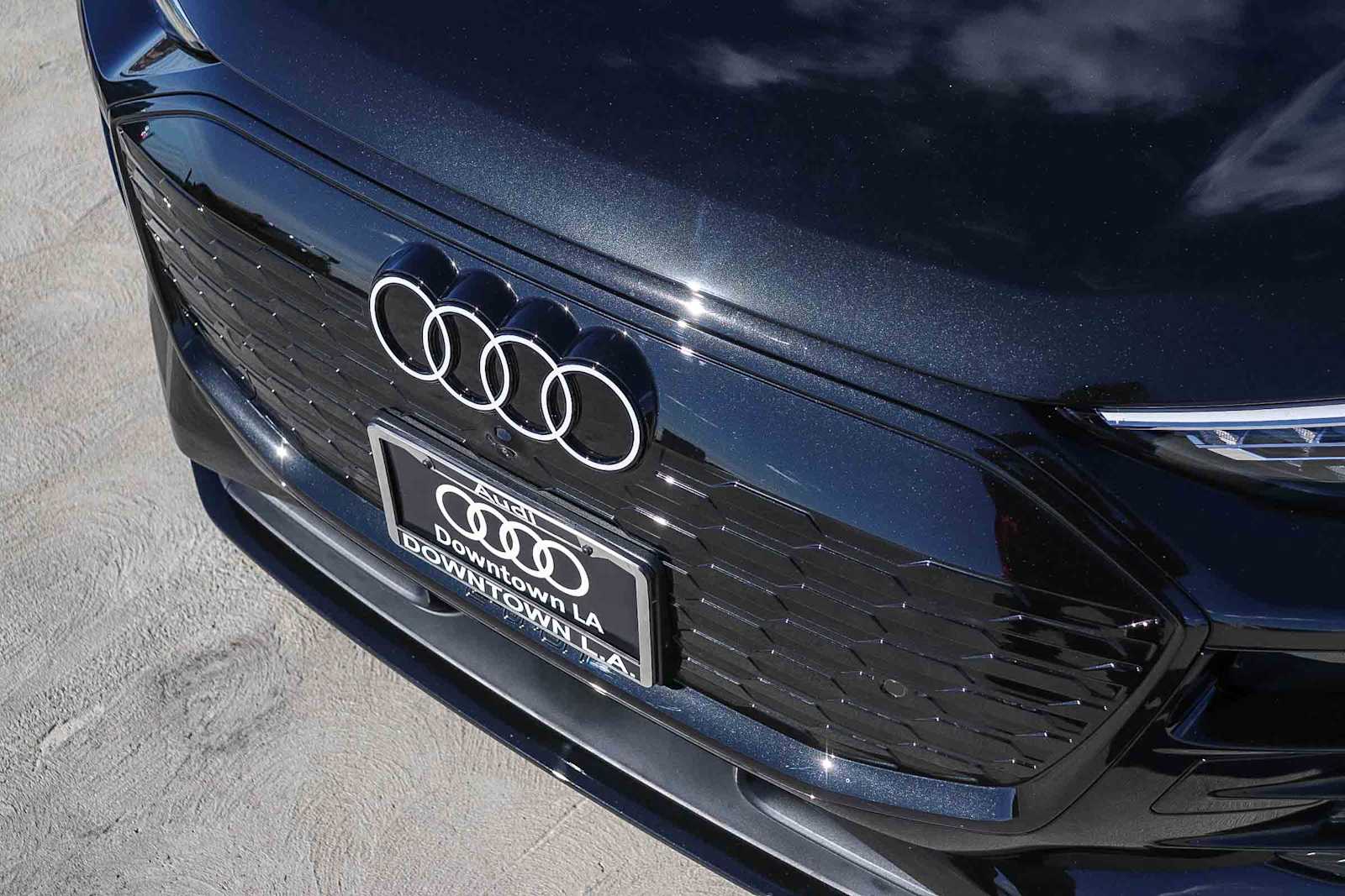 Thumbnail: 2025 Audi Q6 e-tron - 8