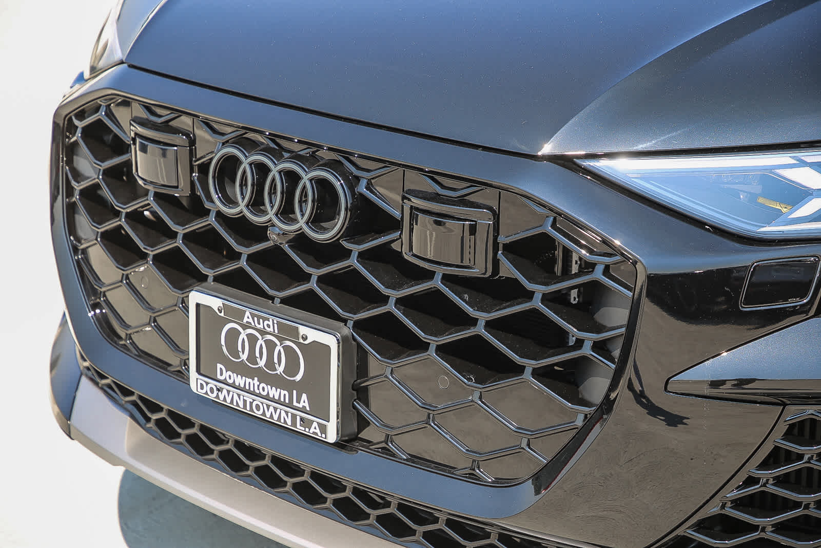 Thumbnail: 2025 Audi RS Q8 - 8
