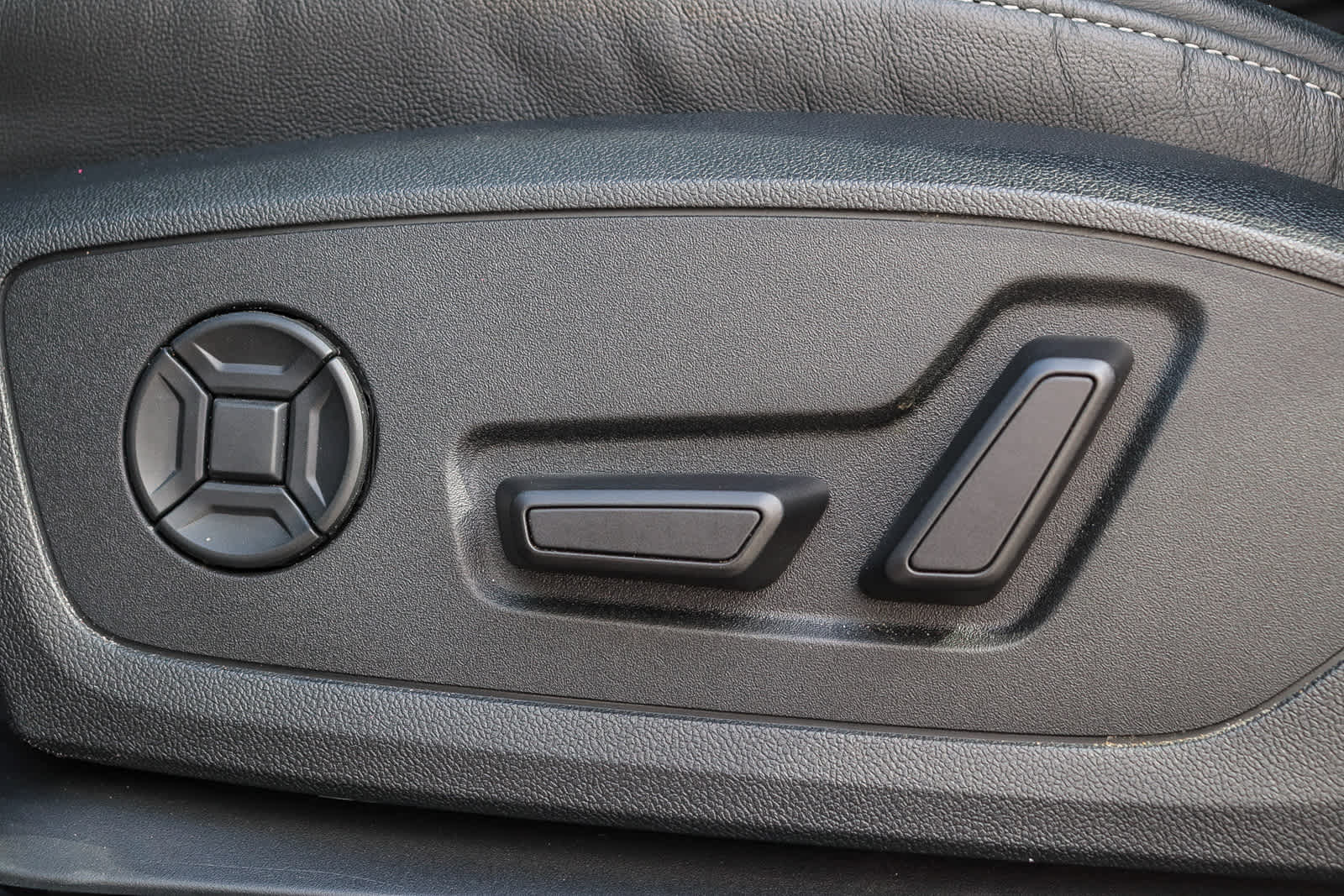 Thumbnail: 2023 Audi Q4 e-tron - 26