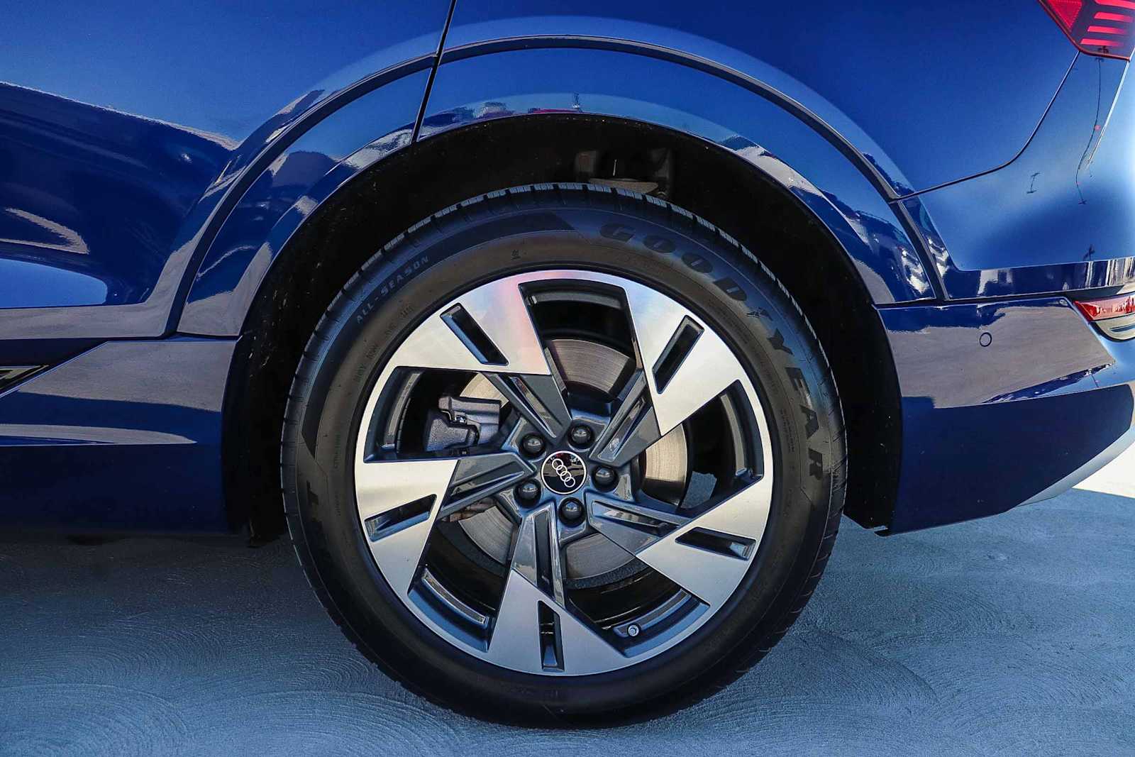 Thumbnail: 2022 Audi e-tron - 13