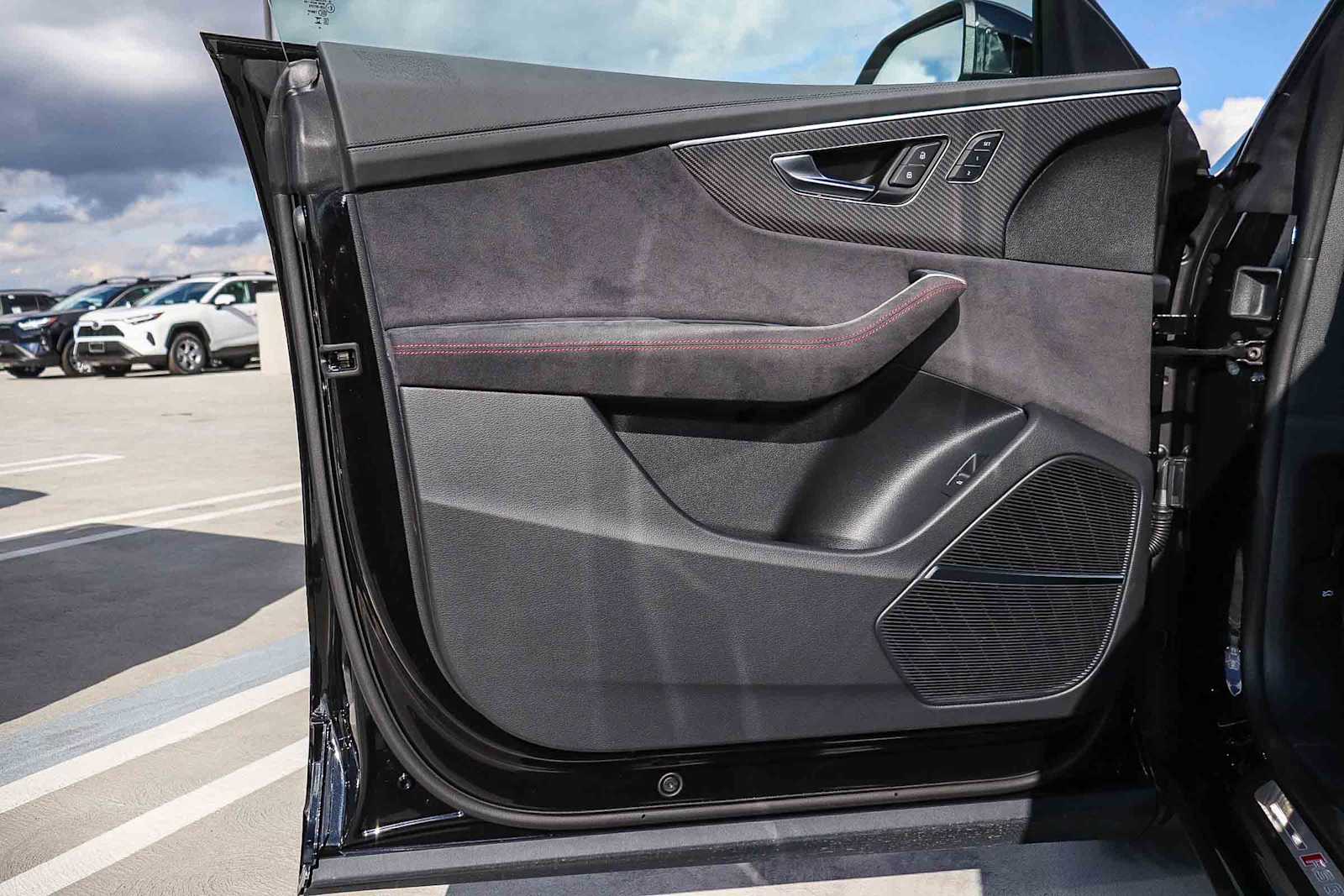 Thumbnail: 2026 Audi RS Q8 - 30