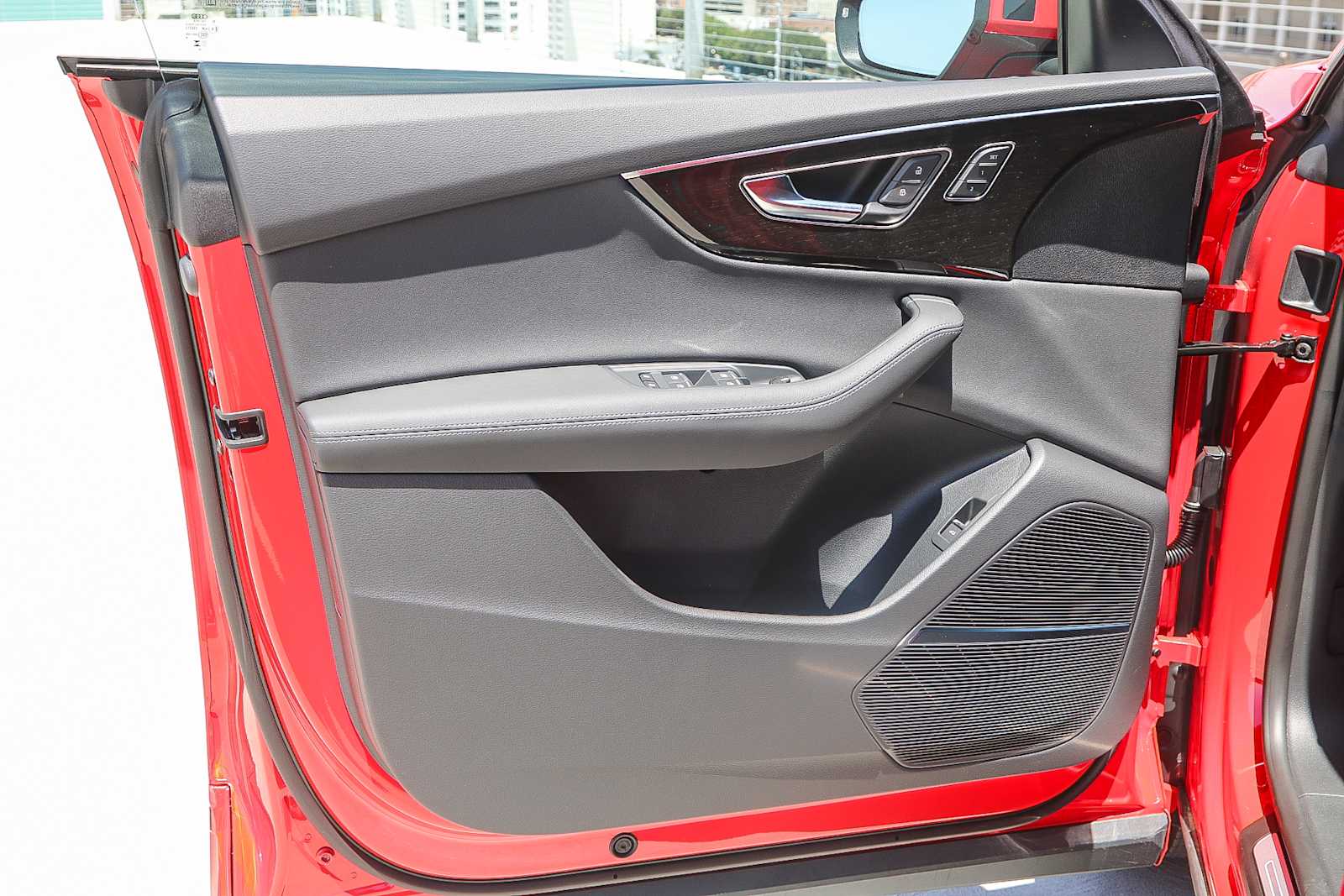 Thumbnail: 2025 Audi Q8 - 24