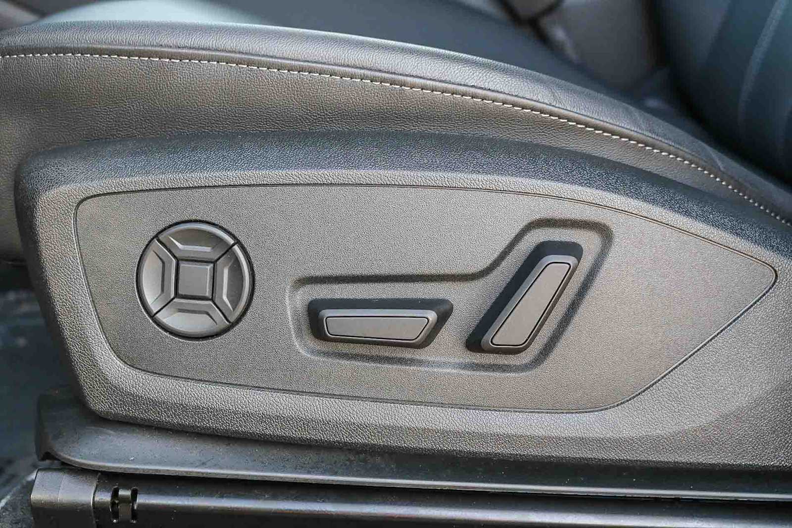 Thumbnail: 2025 Audi Q6 e-tron - 28