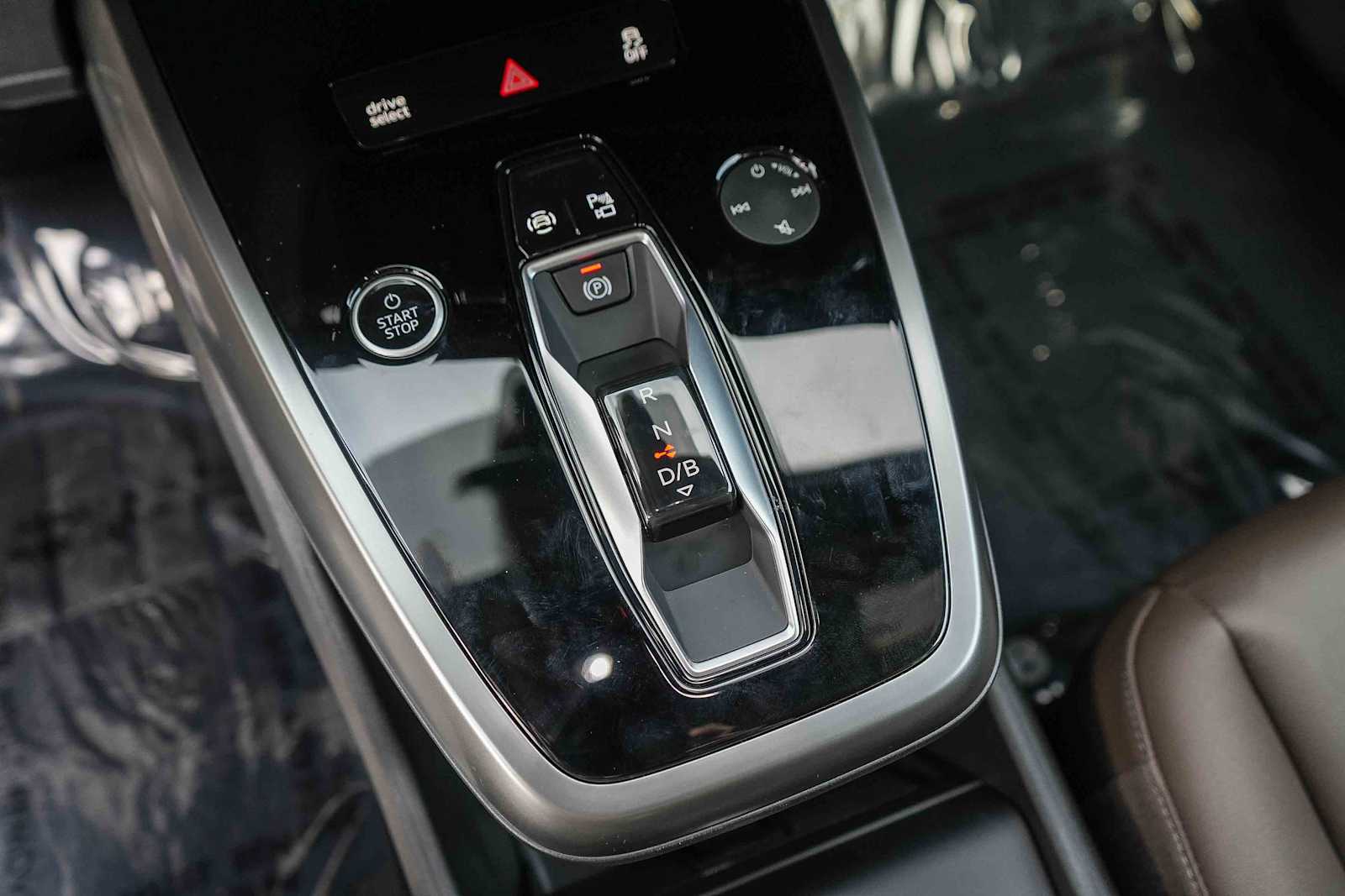 Thumbnail: 2023 Audi Q4 e-tron - 27