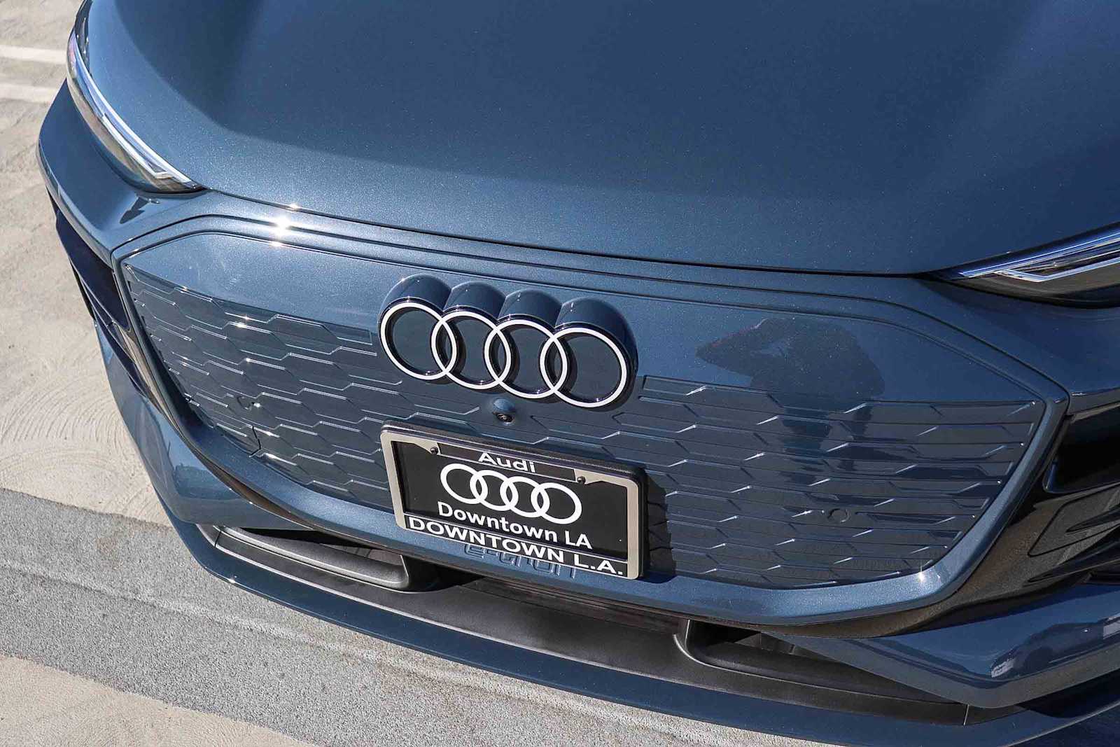 Thumbnail: 2025 Audi Q6 e-tron - 8