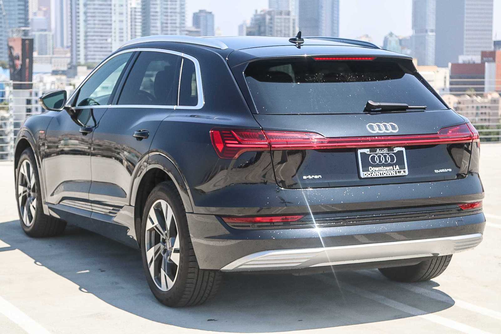 Thumbnail: 2022 Audi e-tron - 8