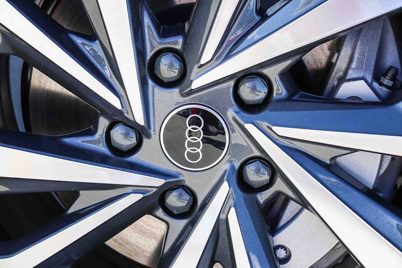 Thumbnail: 2025 Audi Q6 e-tron - 15