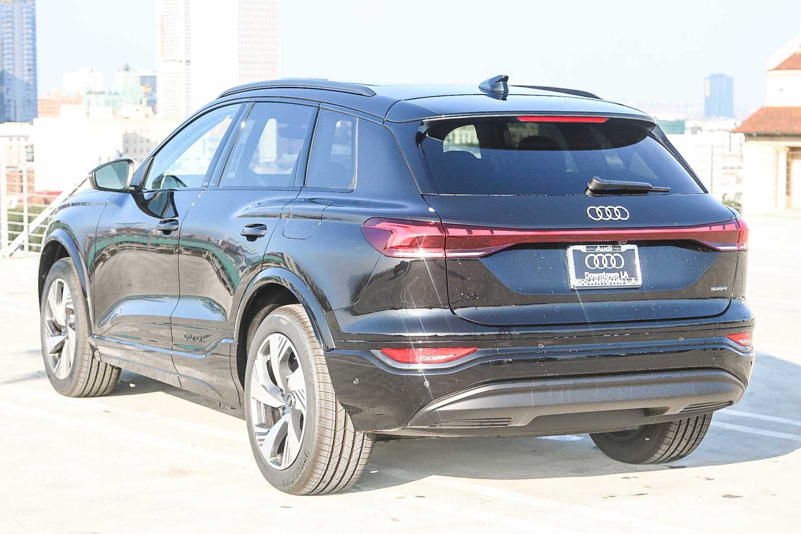 Thumbnail: 2025 Audi Q6 e-tron - 8