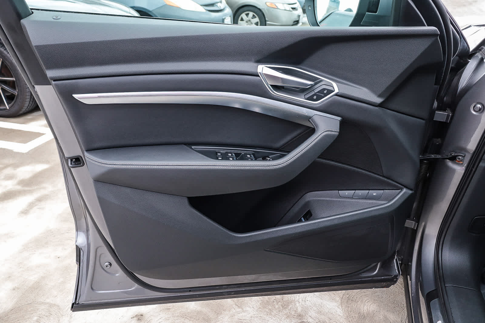 Thumbnail: 2022 Audi e-tron - 30