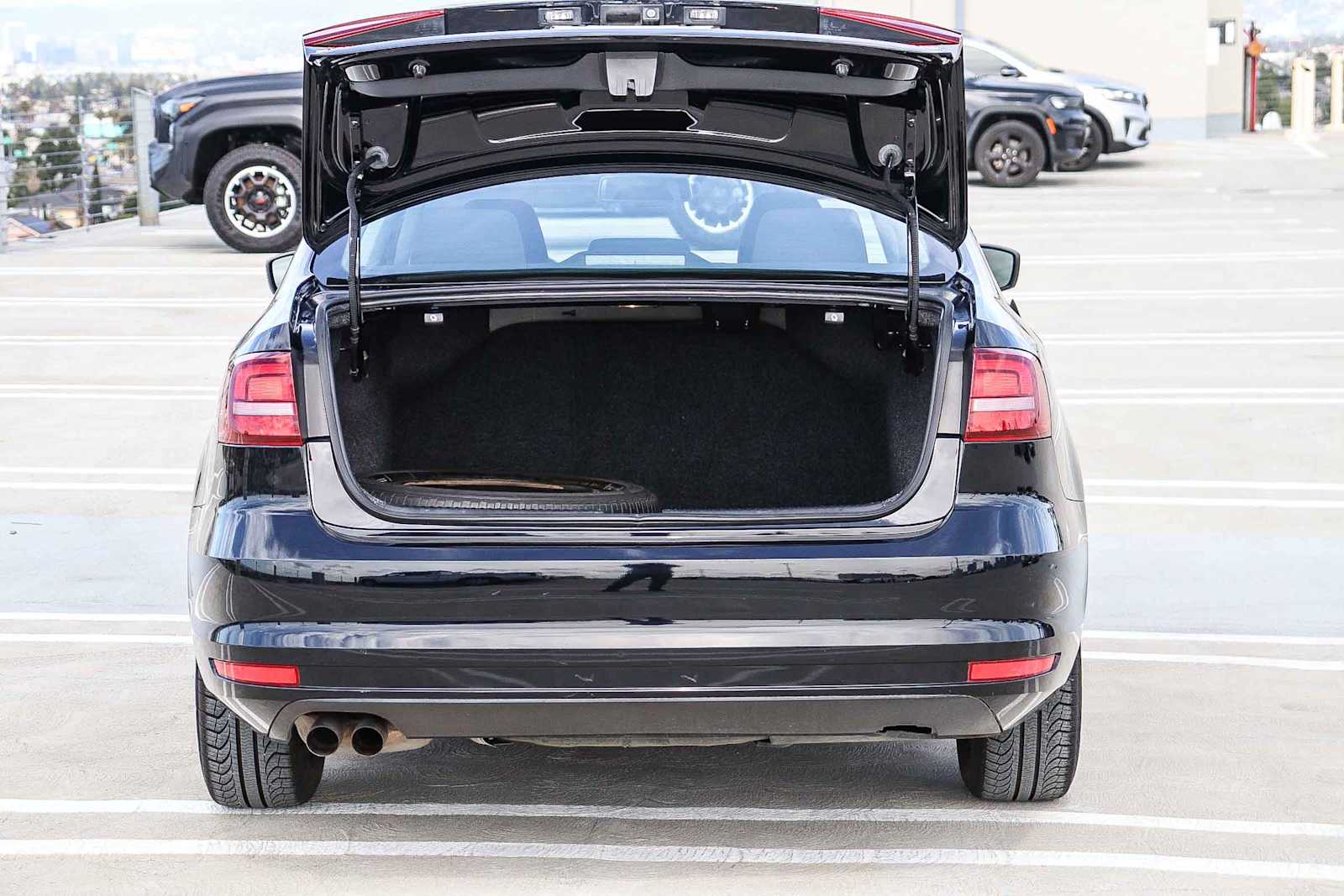 Thumbnail: 2017 Volkswagen Jetta - 36