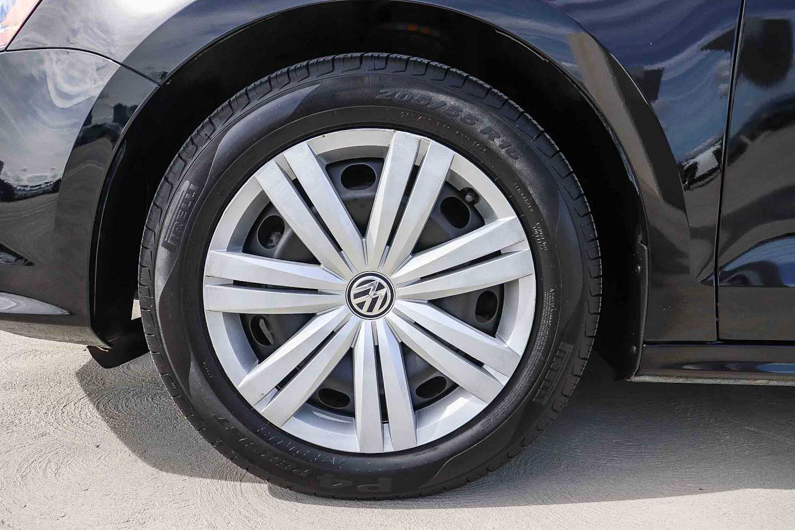 Thumbnail: 2017 Volkswagen Jetta - 14