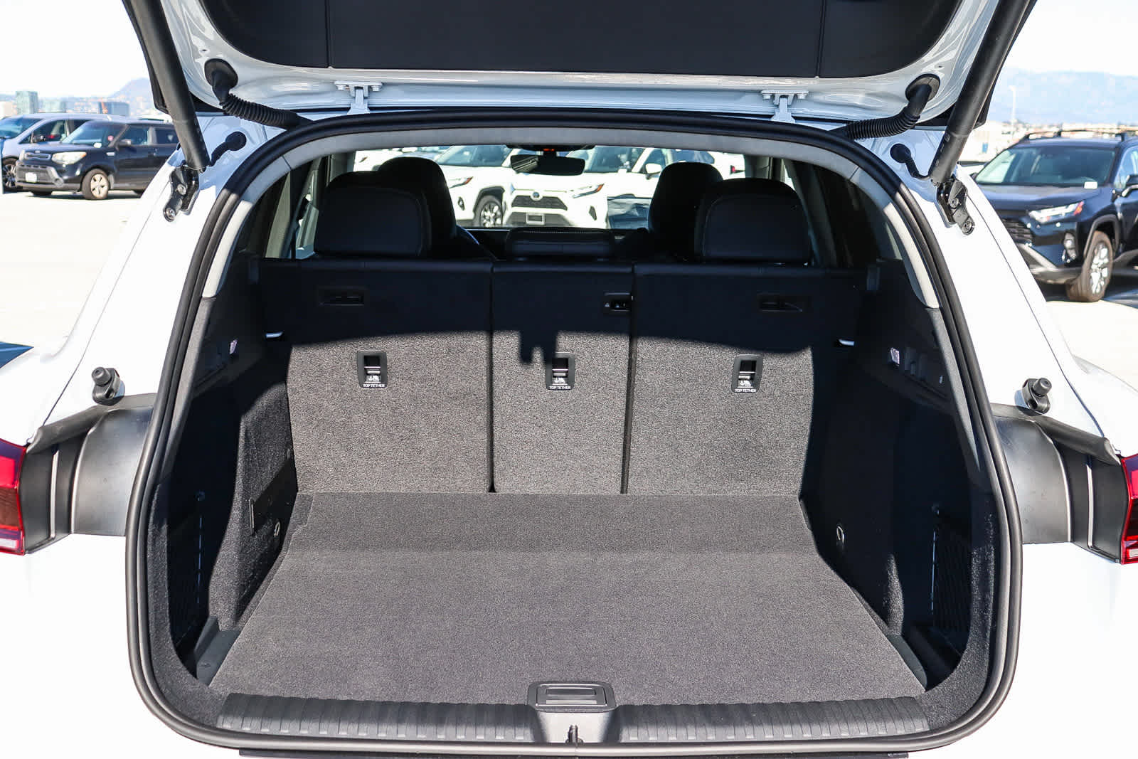 Thumbnail: 2025 Audi Q6 e-tron - 36