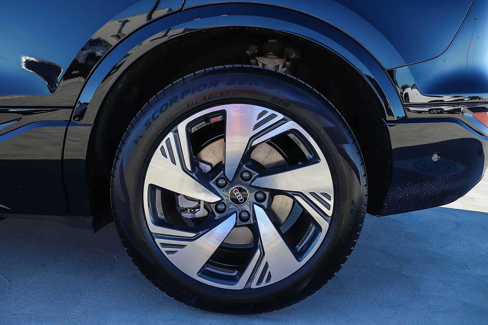 Thumbnail: 2025 Audi Q6 e-tron - 13