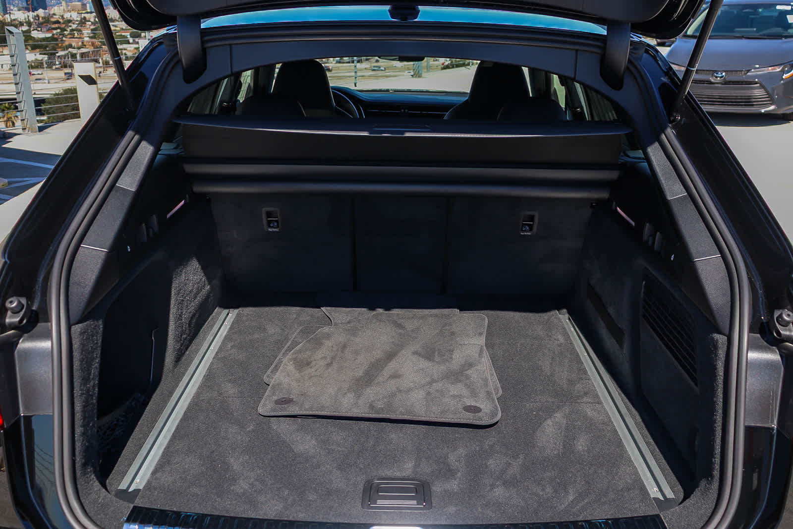 Thumbnail: 2025 Audi RS 6 - 41