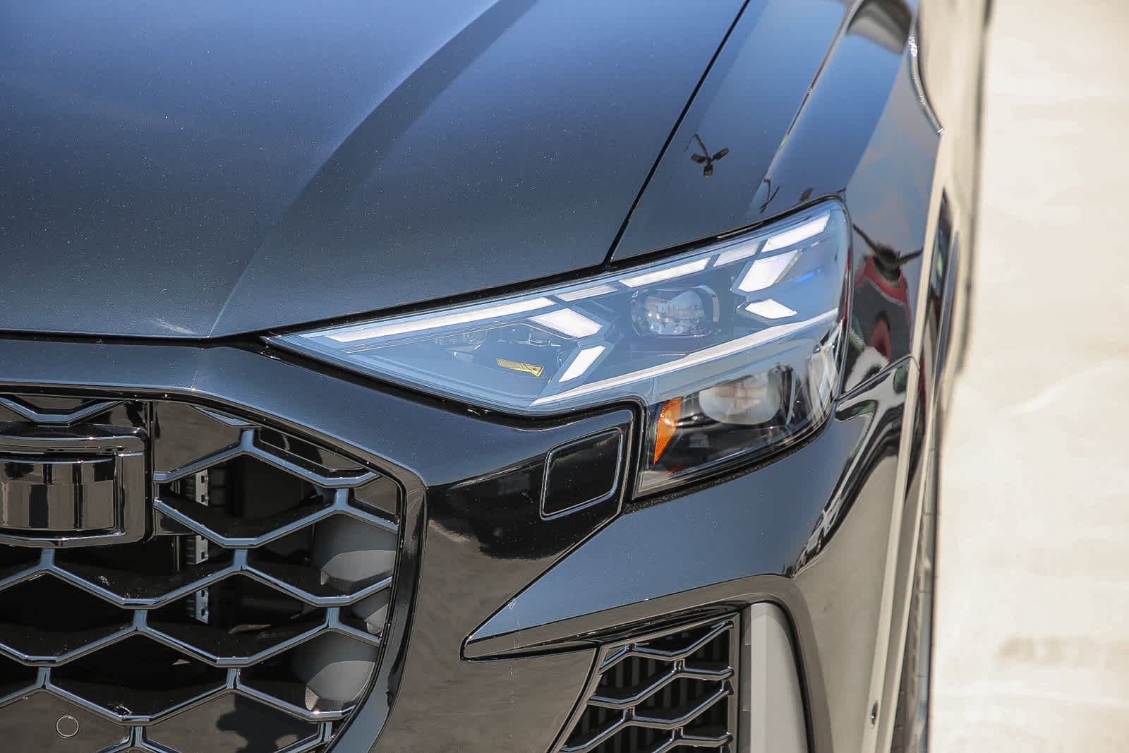 Thumbnail: 2025 Audi RS Q8 - 7