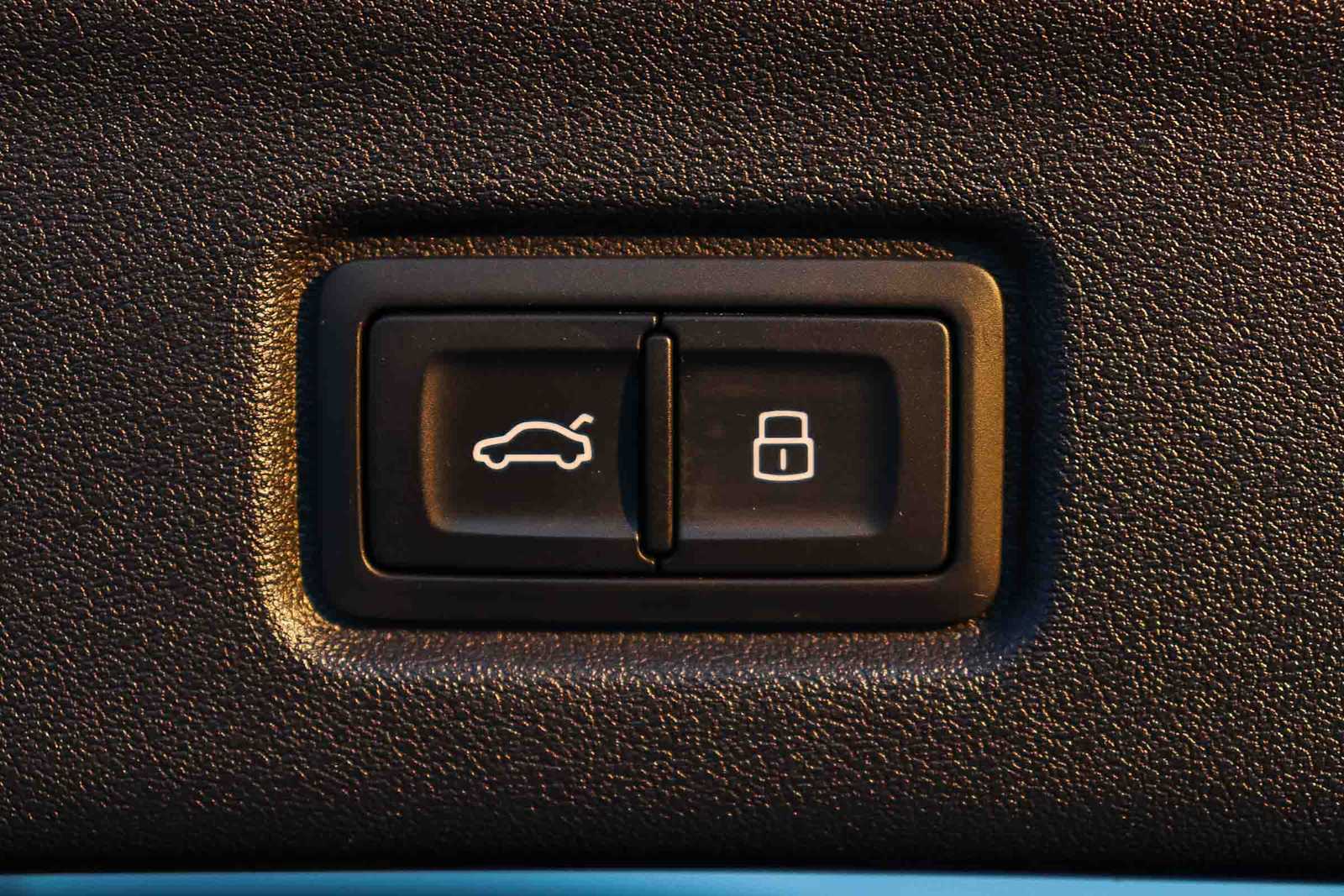 Thumbnail: 2025 Audi Q6 e-tron - 36