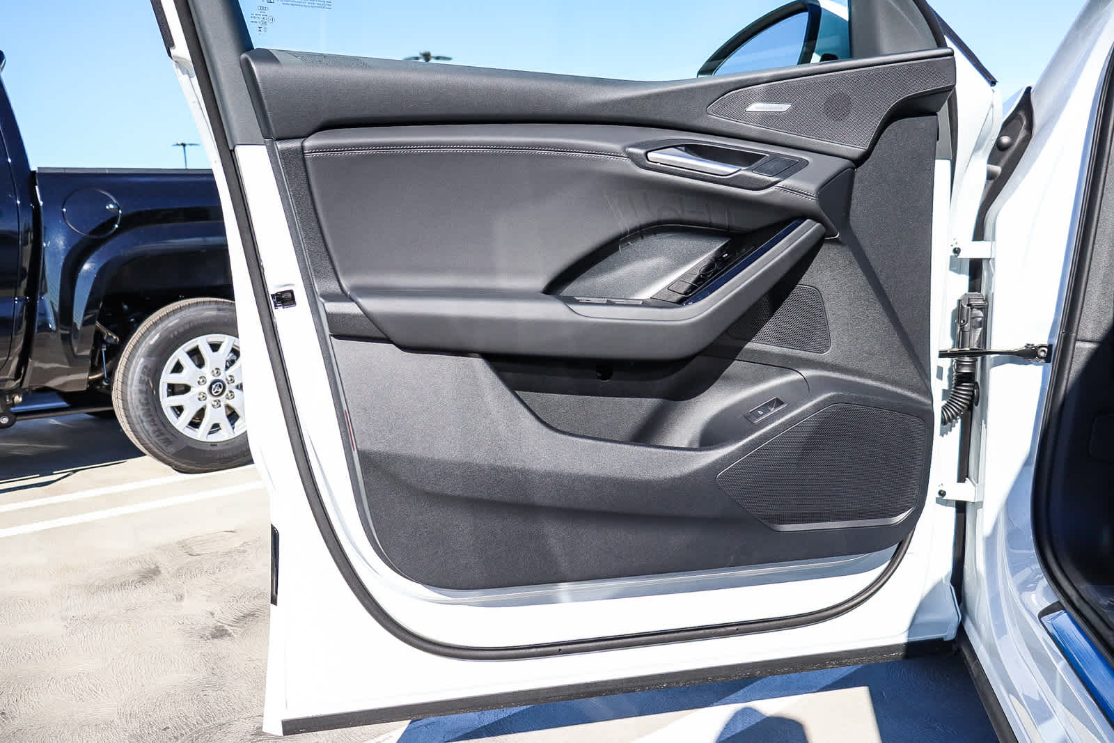 Thumbnail: 2025 Audi Q6 e-tron - 28