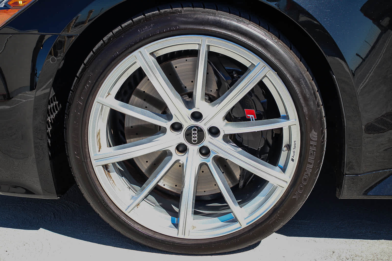 Thumbnail: 2025 Audi RS 6 - 13