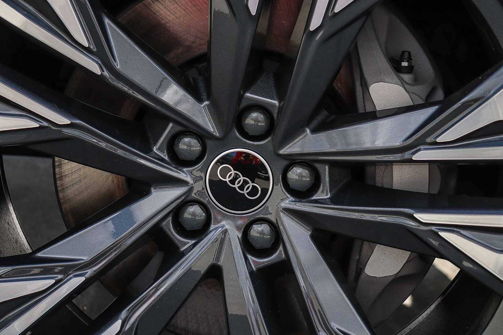 Thumbnail: 2026 Audi Q8 - 15