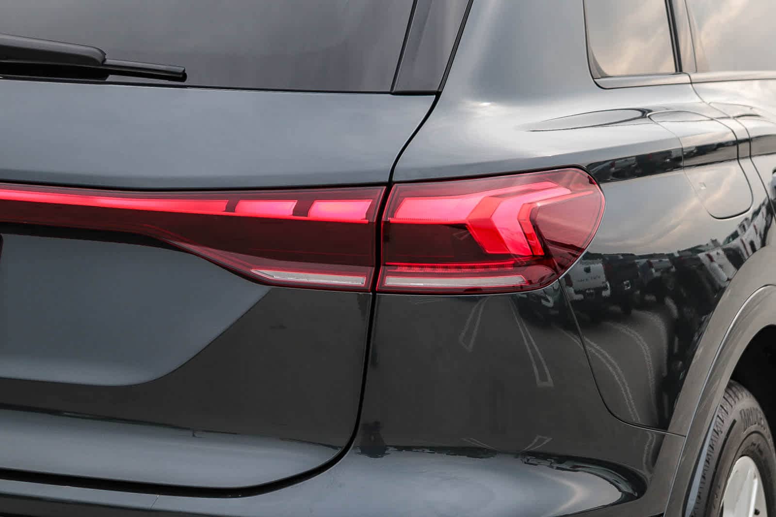 Thumbnail: 2025 Audi Q6 e-tron - 10