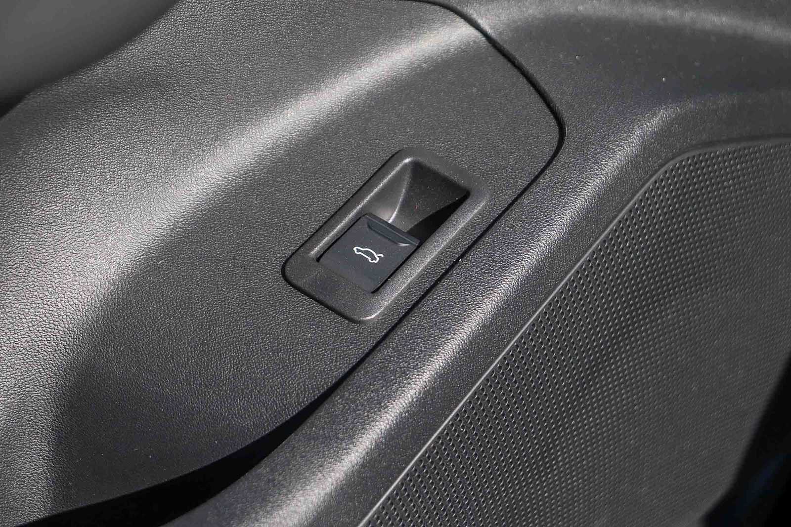 Thumbnail: 2025 Audi Q6 e-tron - 27