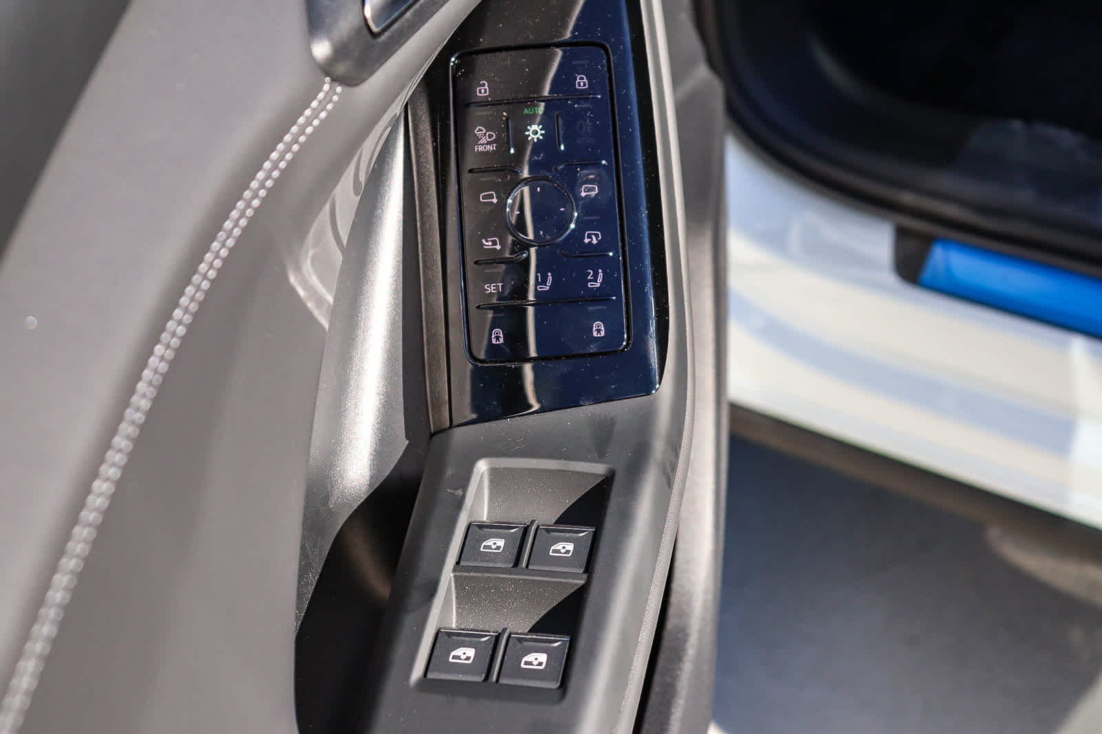 Thumbnail: 2025 Audi Q6 e-tron - 26