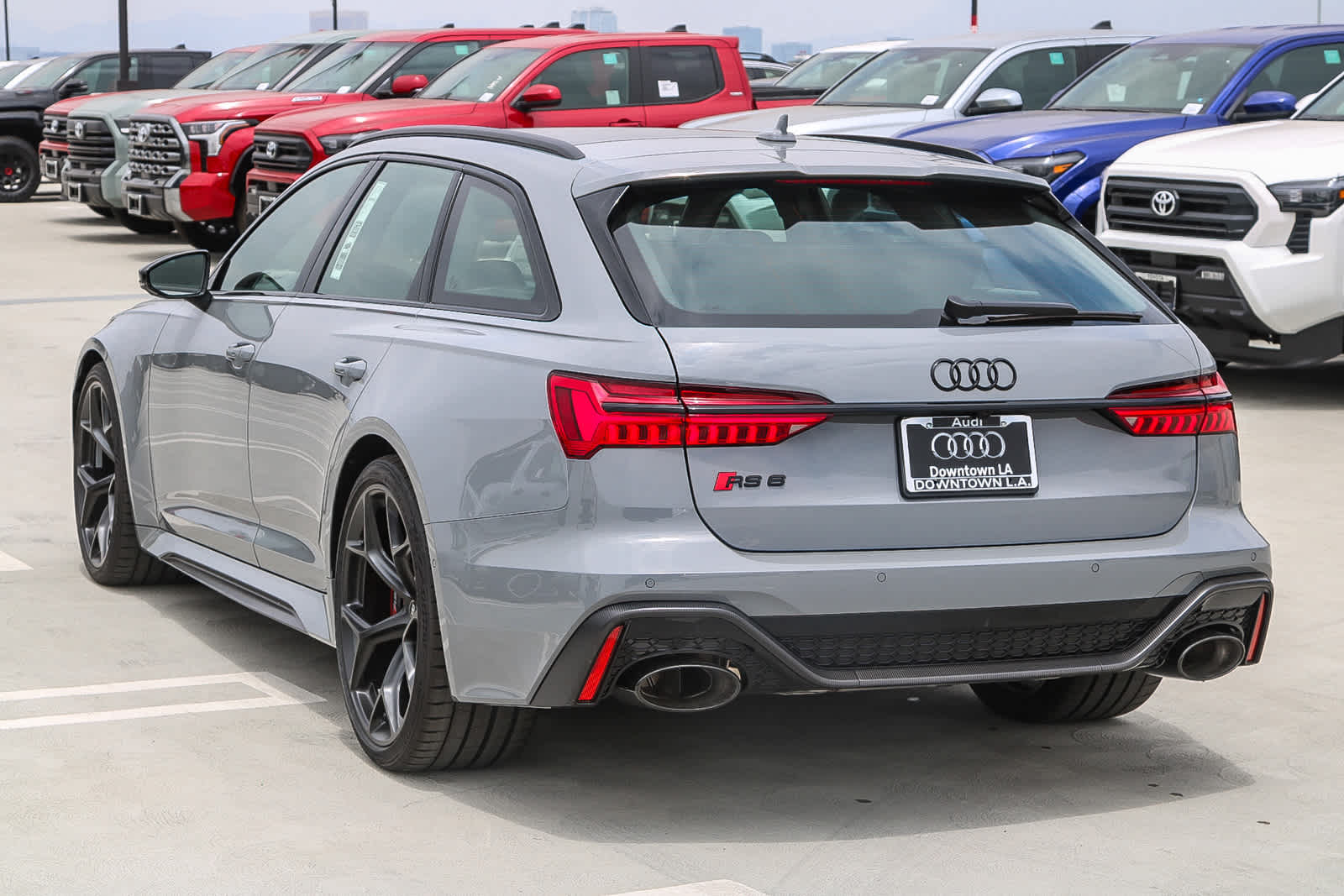 Thumbnail: 2025 Audi RS 6 - 9