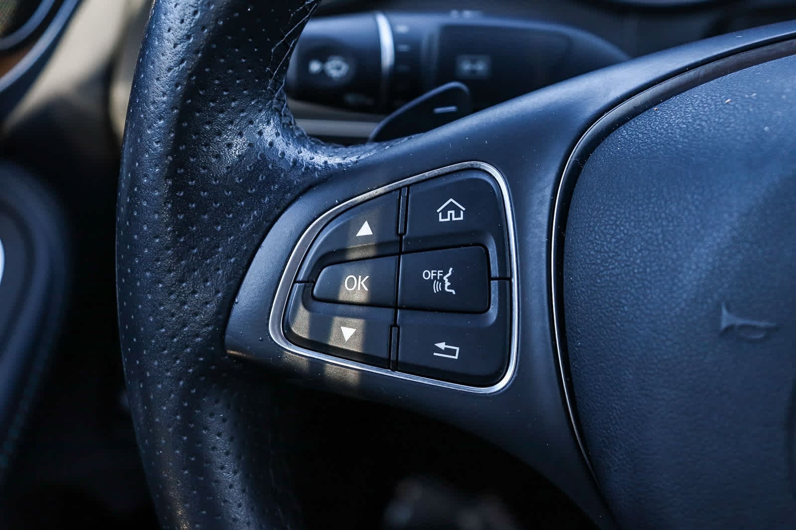 Thumbnail: 2018 Mercedes-Benz C-Class - 17