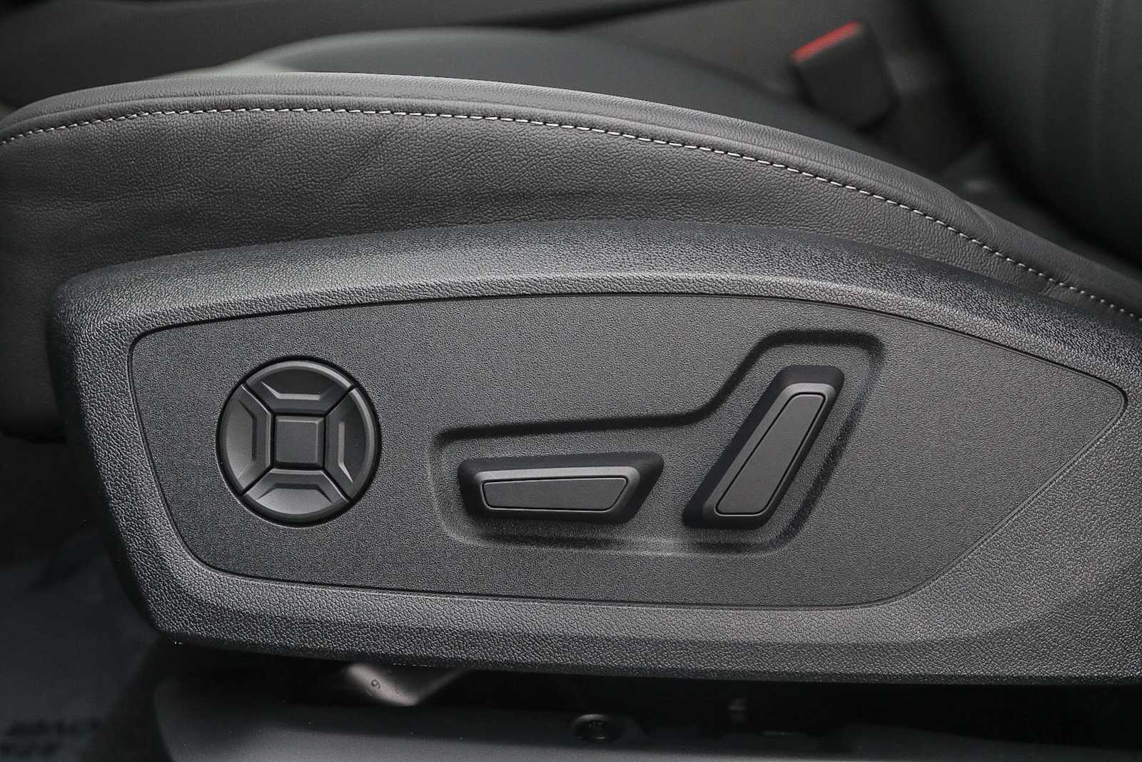 Thumbnail: 2025 Audi Q6 e-tron - 21