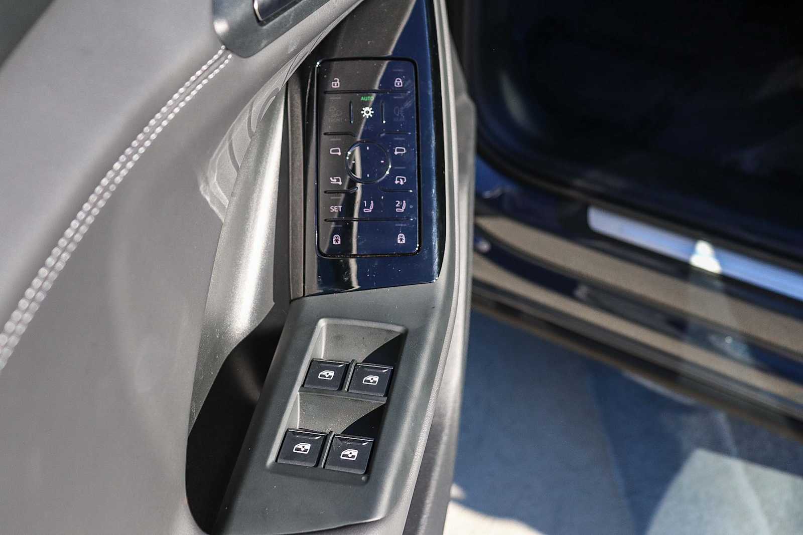 Thumbnail: 2025 Audi Q6 e-tron - 25