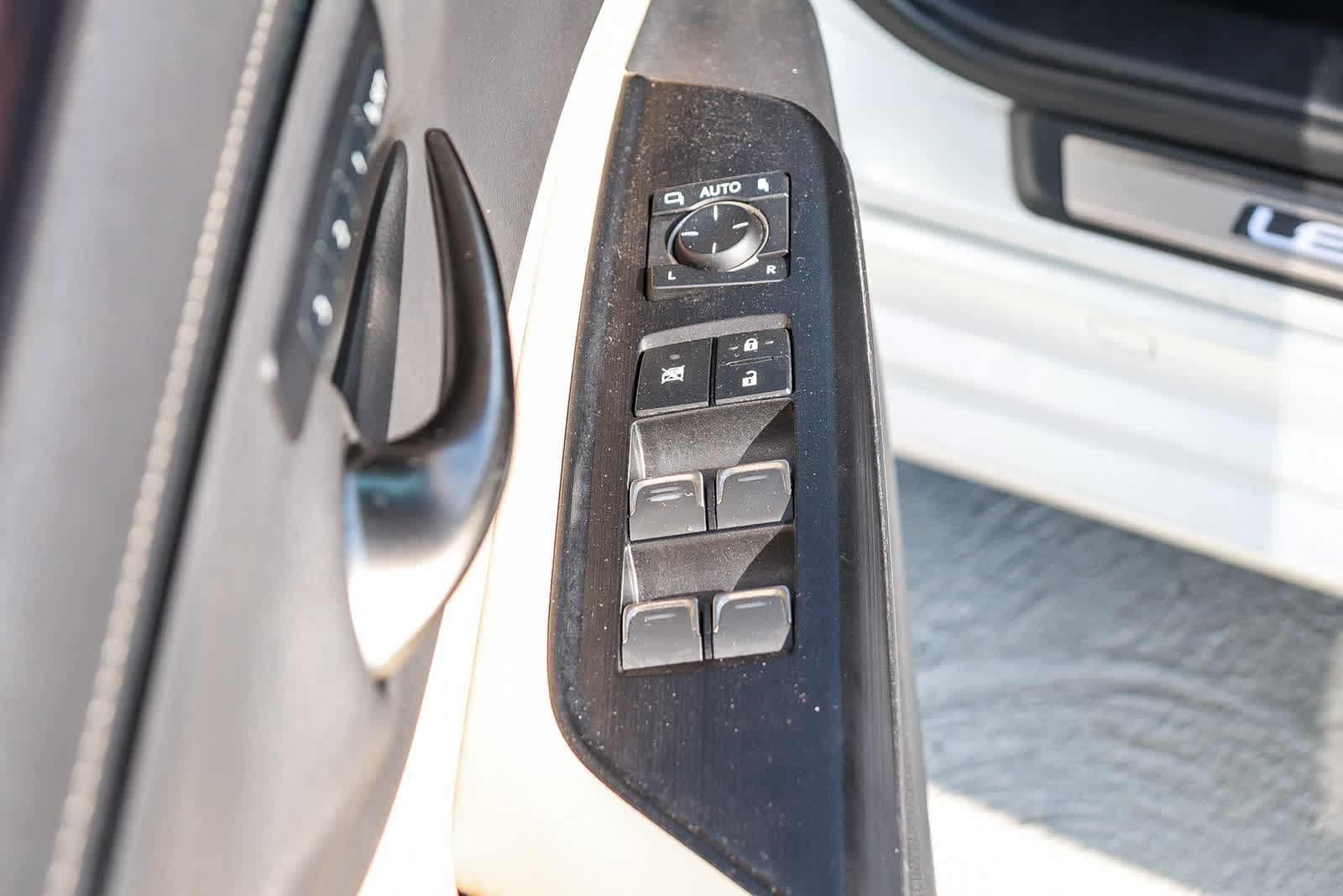 Thumbnail: 2021 Lexus ES - 26