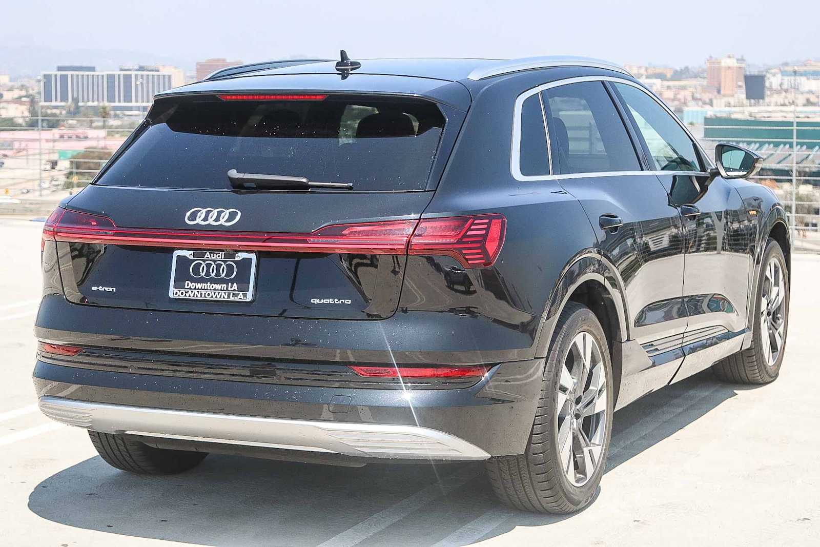 Thumbnail: 2022 Audi e-tron - 6