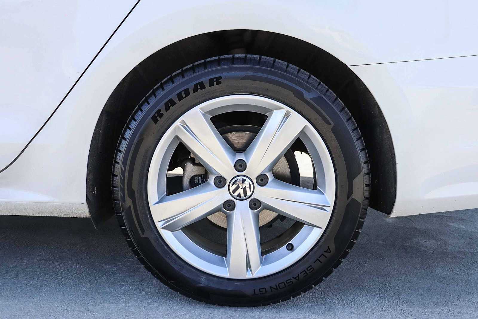 Thumbnail: 2015 Volkswagen Passat - 13