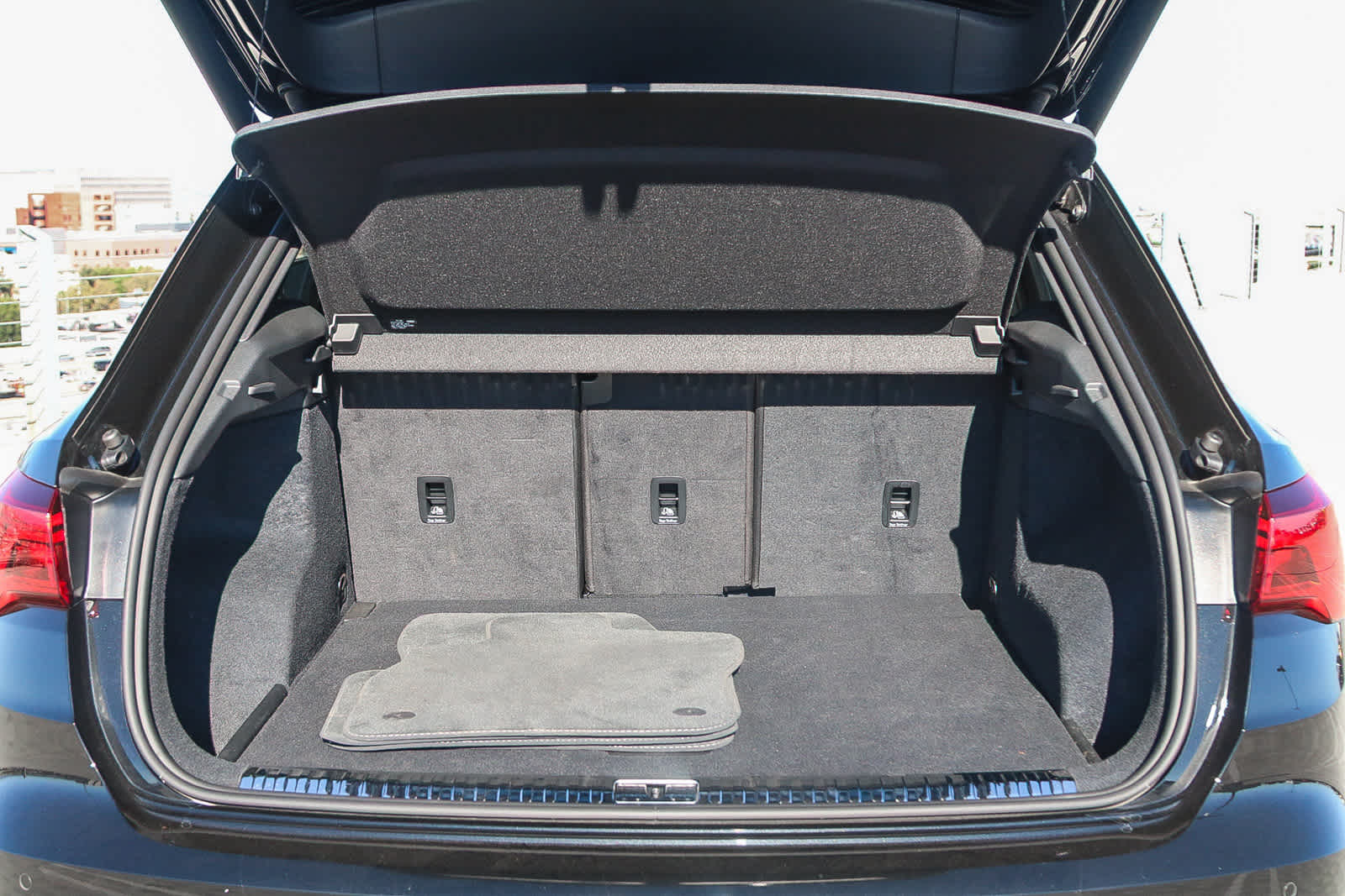 Thumbnail: 2025 Audi Q3 - 25