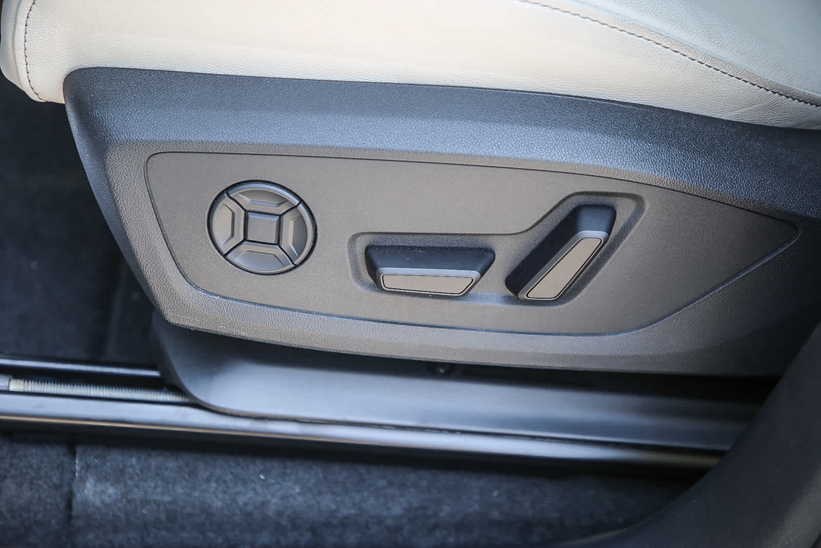 Thumbnail: 2025 Audi Q6 e-tron - 21