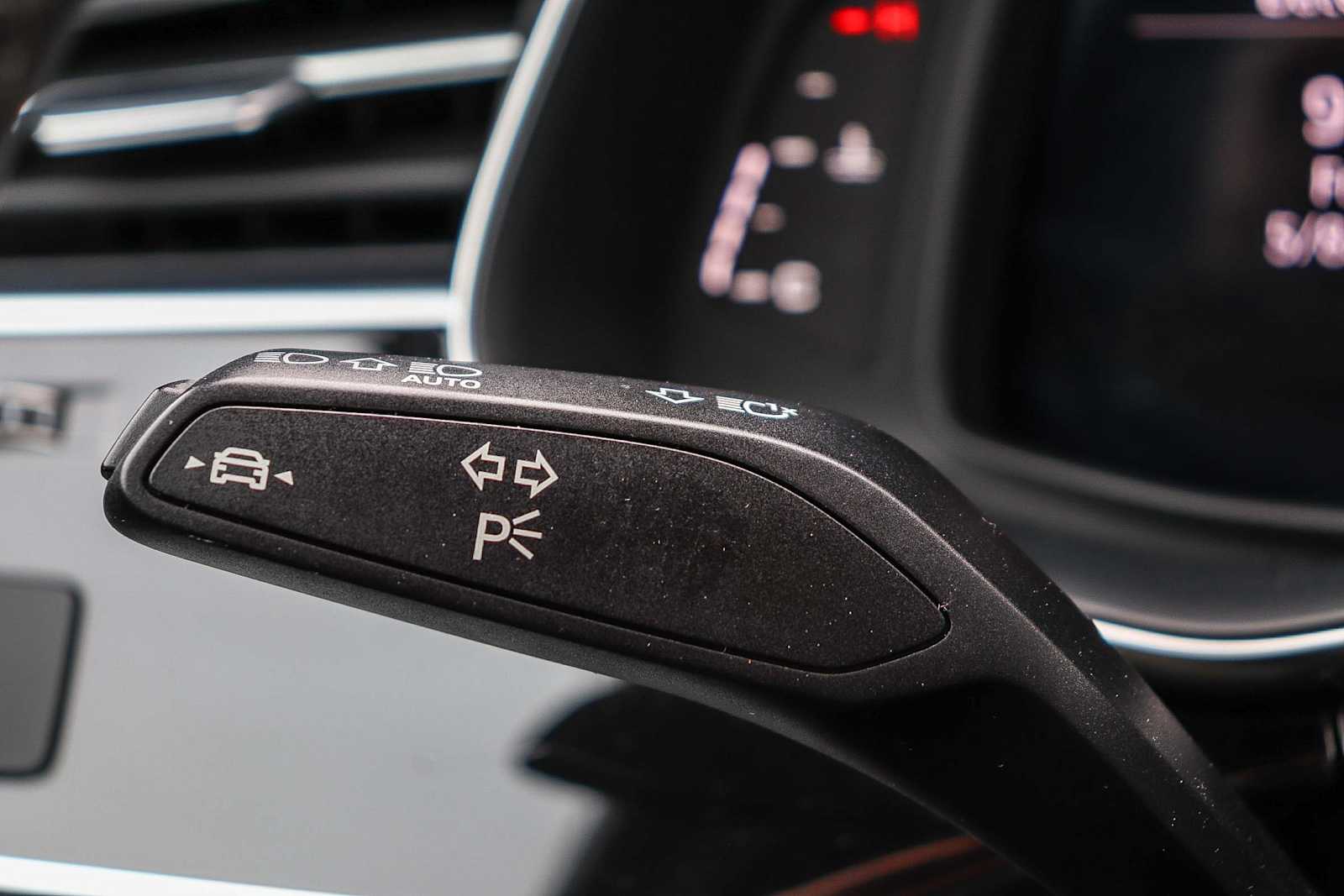 Thumbnail: 2023 Audi Q8 - 31