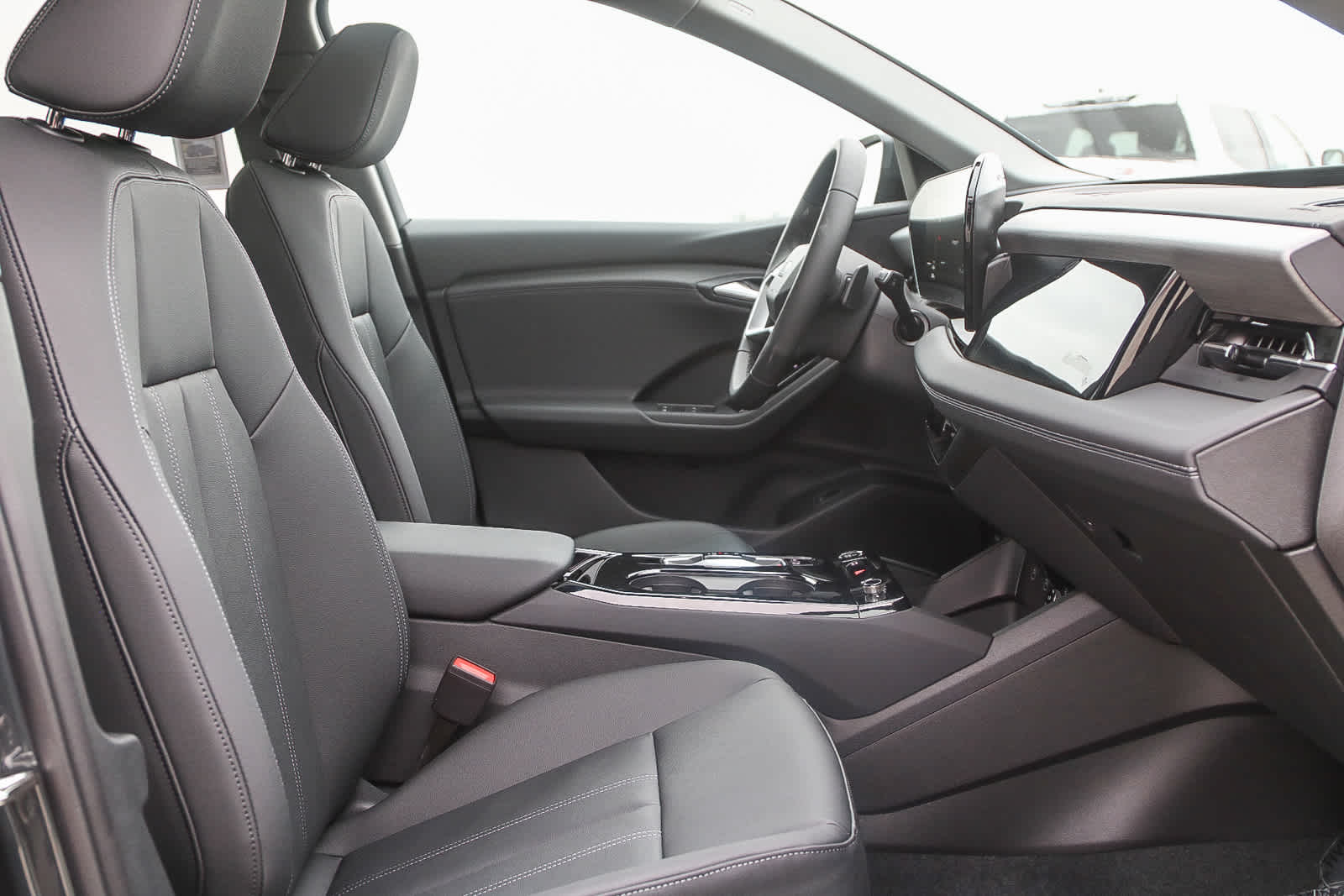 Thumbnail: 2025 Audi Q6 e-tron - 16