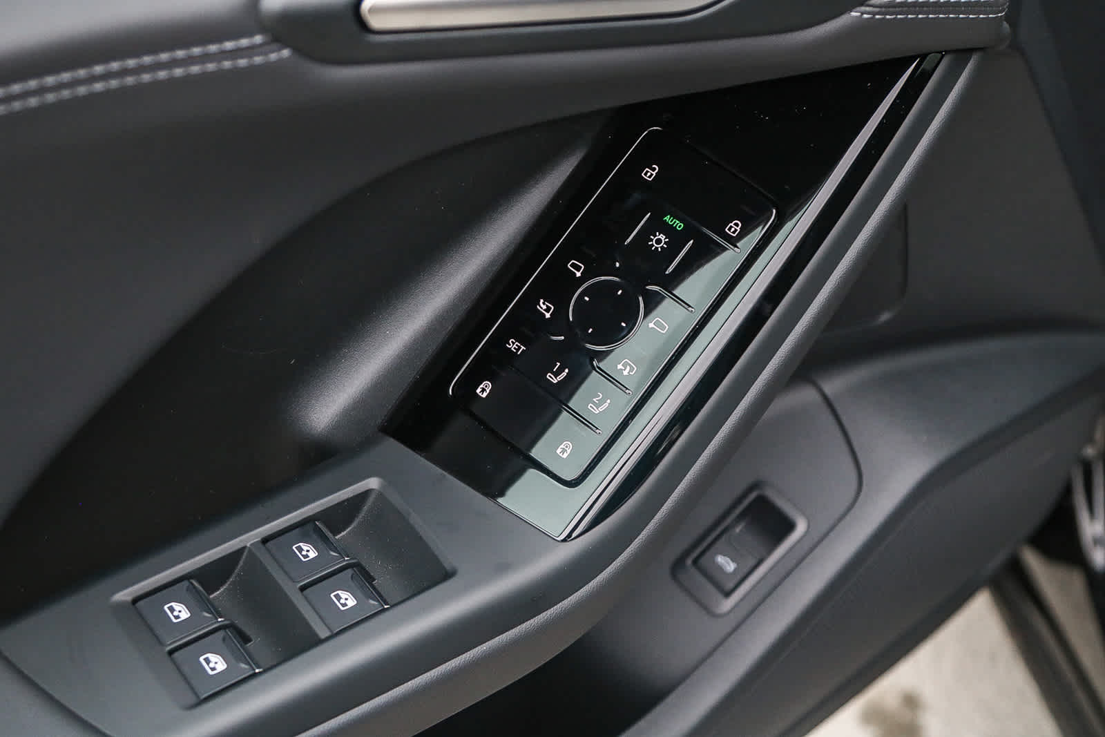 Thumbnail: 2025 Audi Q6 e-tron - 24