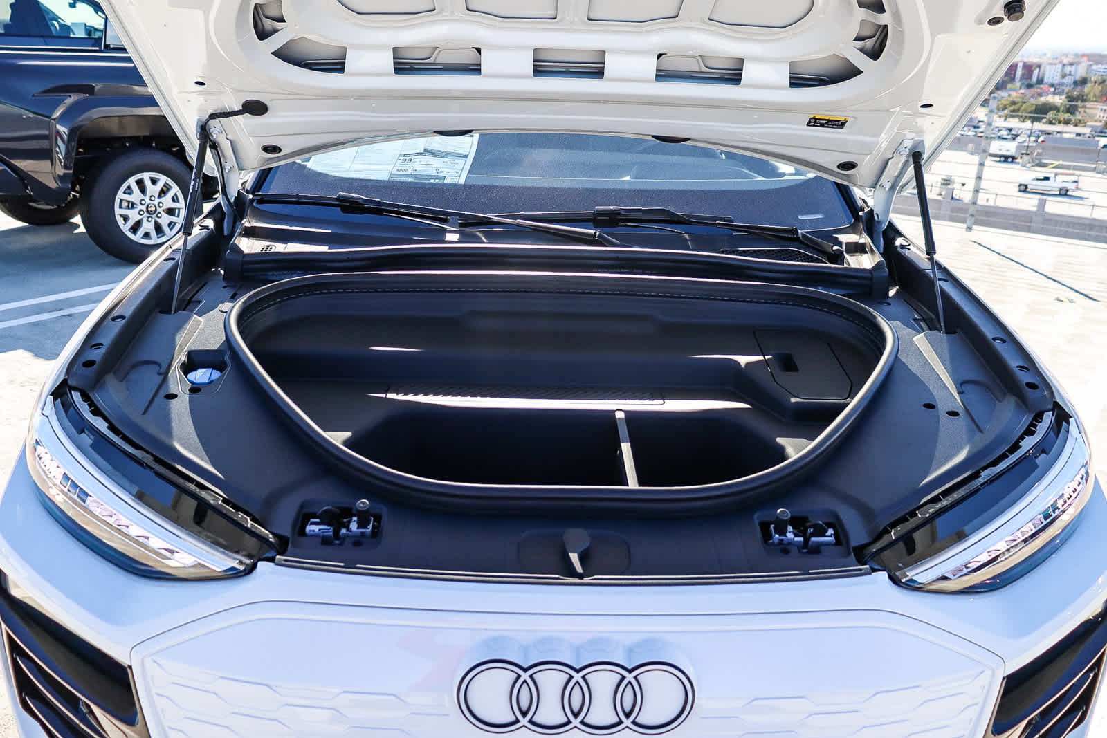 Thumbnail: 2025 Audi Q6 e-tron - 38