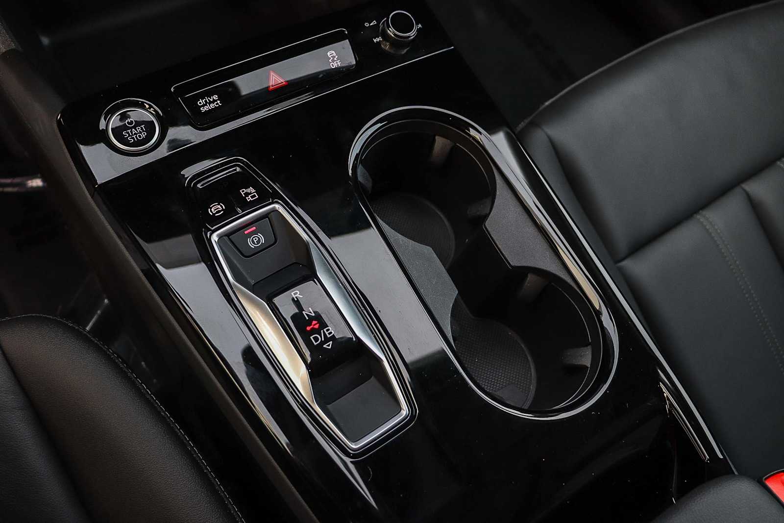 Thumbnail: 2025 Audi Q6 e-tron - 24