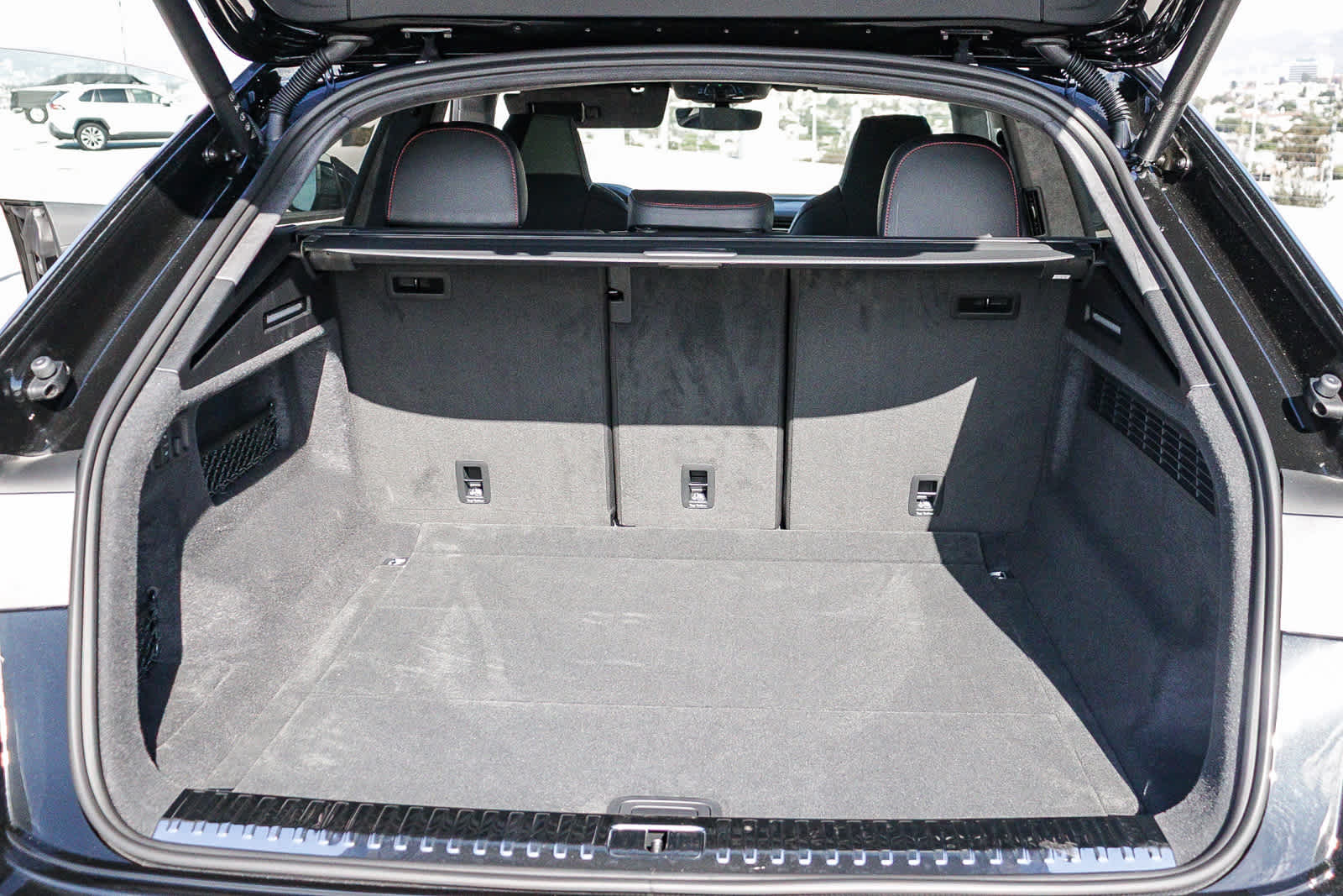 Thumbnail: 2025 Audi RS Q8 - 35