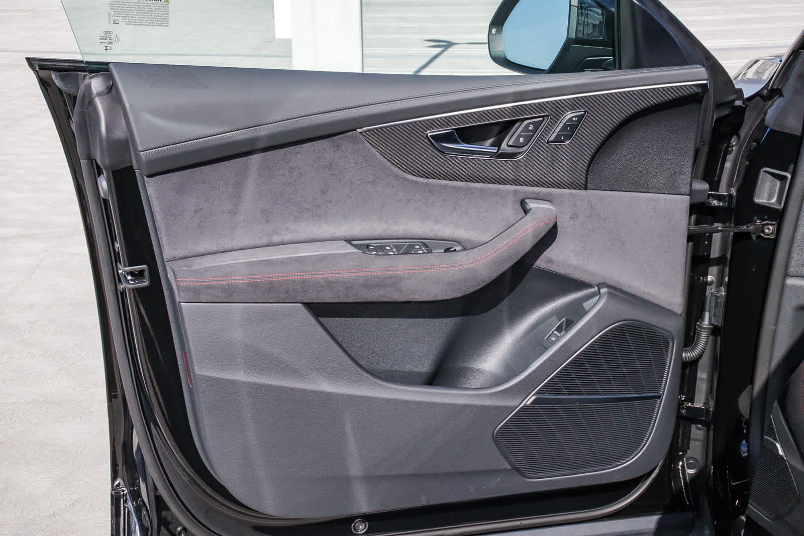 Thumbnail: 2025 Audi RS Q8 - 23