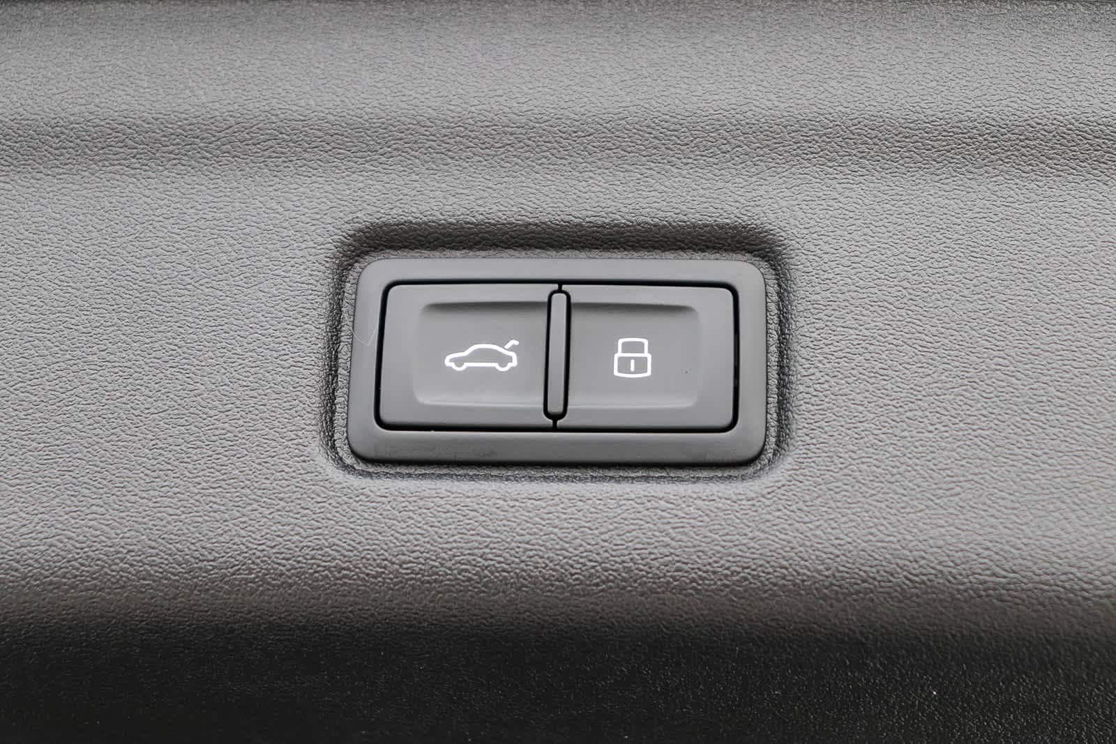 Thumbnail: 2025 Audi Q6 e-tron - 34